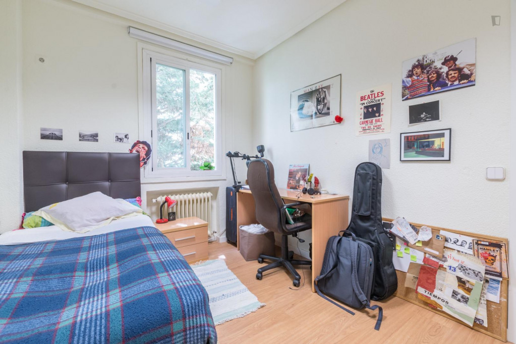 Comfy single bedroom in a 5-bedroom apartment next to Parque del Oeste - Madrid - chambre - ImmoJeune