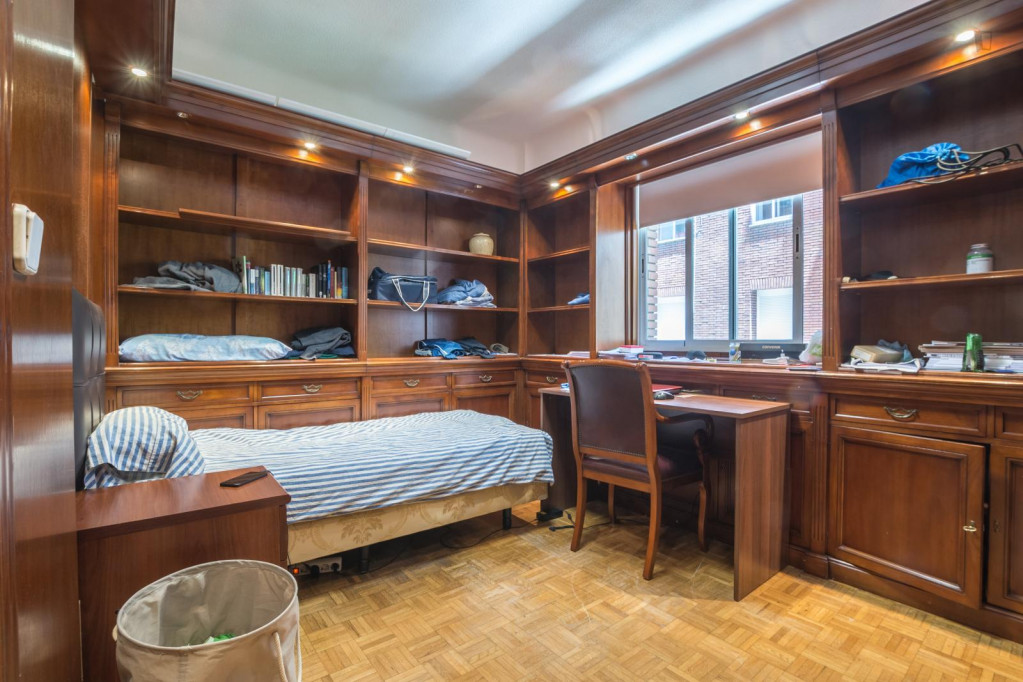 Stylish single bedroom in a 5-bedroom apartment next to the Islas Filipinas metro station - Madrid - chambre - ImmoJeune