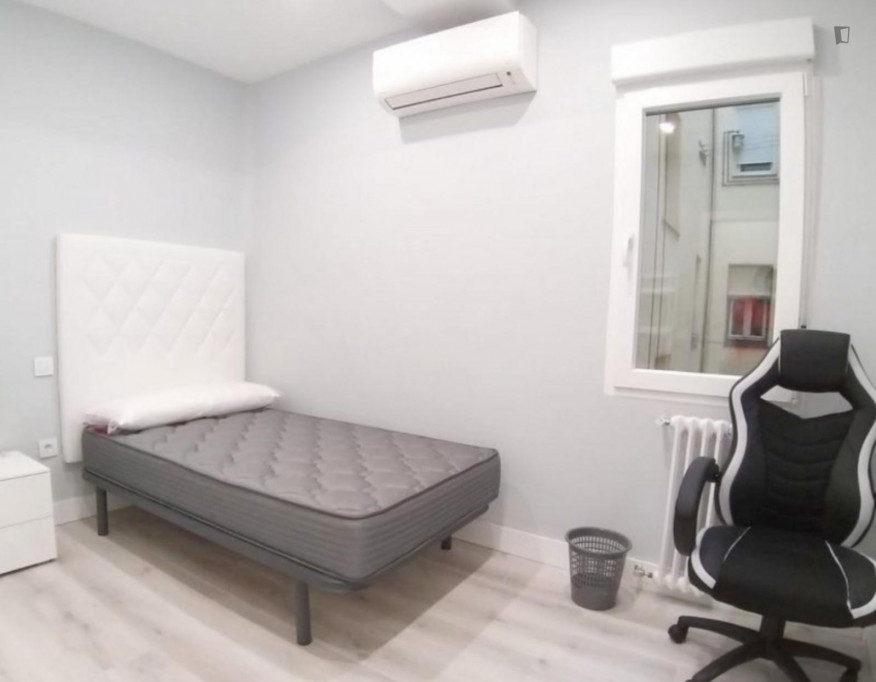 Beautiful single bedroom near Moncloa metro station - Madrid - chambre - ImmoJeune