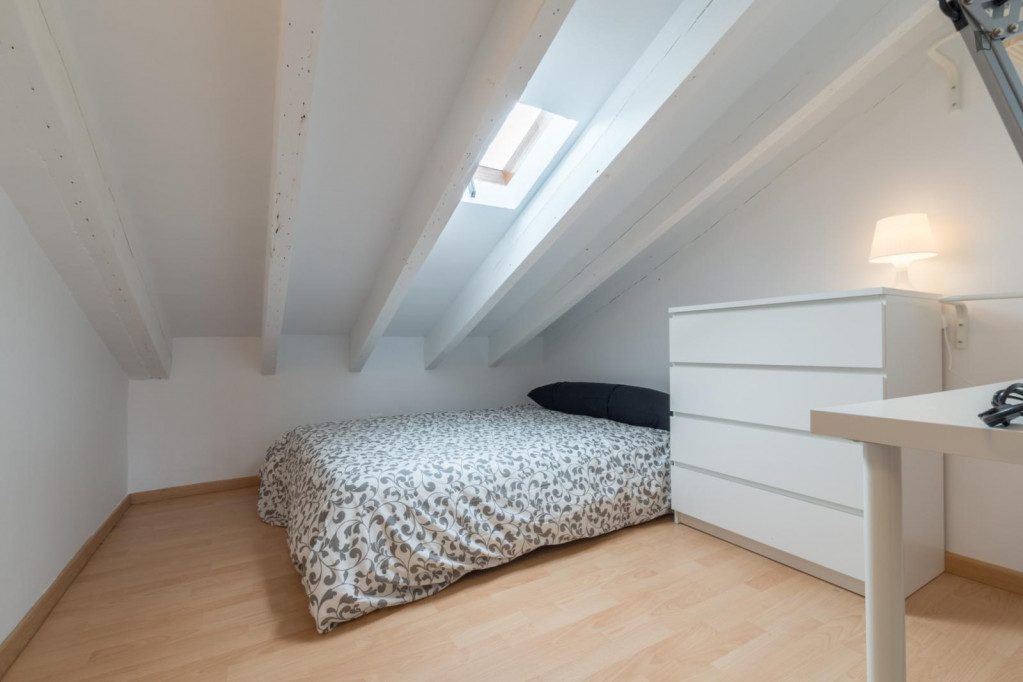 Comfortable double bedroom in a 4-bedroom apartment, in the Austrias neighbourhood - Madrid - chambre - ImmoJeune