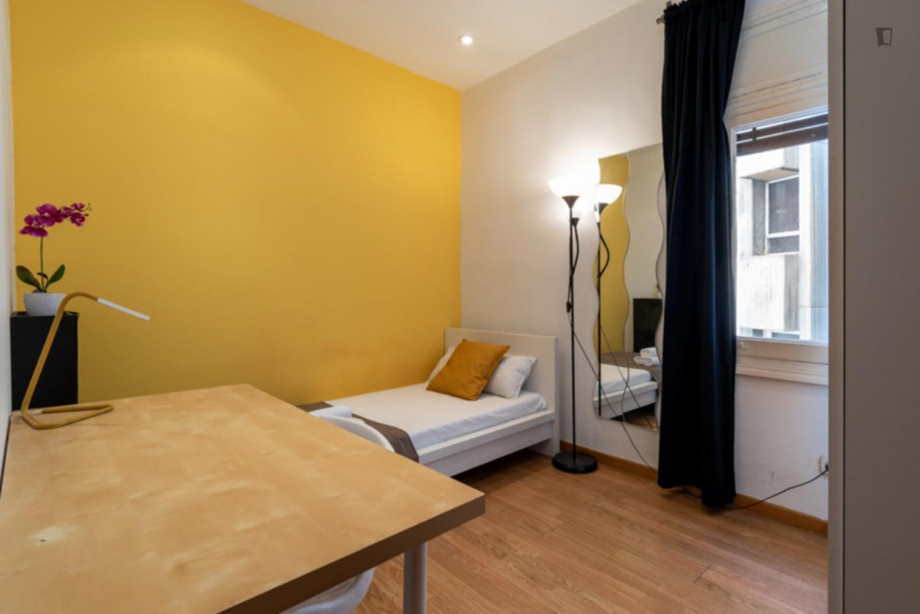 Simple single bedroom in a 9-bedroom flat in Almagro - Madrid - chambre - ImmoJeune