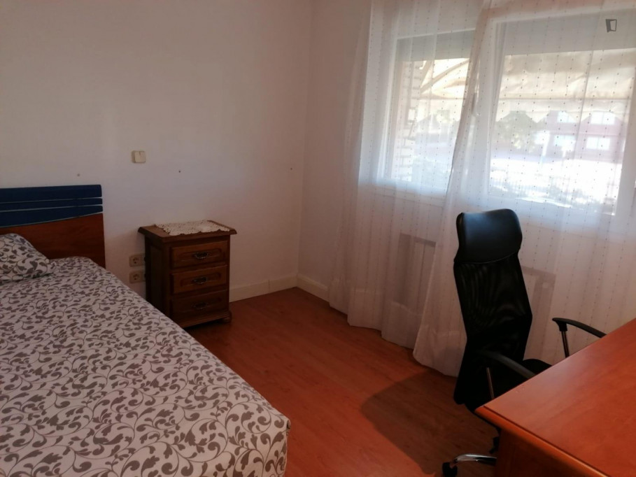 Double room in a 6 bedroom property with garden and pool - Madrid - chambre - ImmoJeune