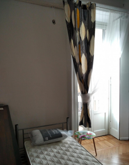 Single bedroom in a 5-bedroom apartment near Loreto M1-M2 metro station - Milan - chambre - ImmoJeune