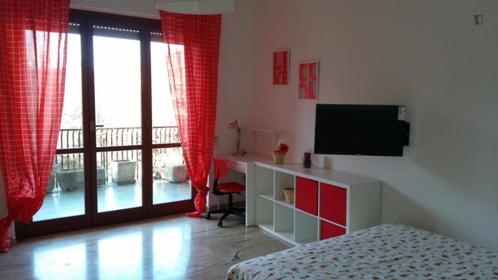 Double bedroom with a balcony, in Cittá Studi-Politecnico - Milan - chambre - ImmoJeune