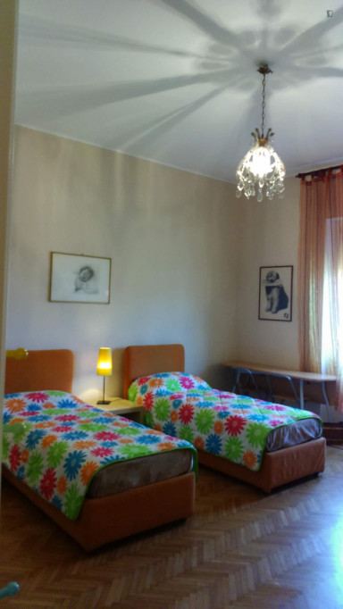 Twin bedroom in 5-bedroom apartment - Milan - chambre - ImmoJeune