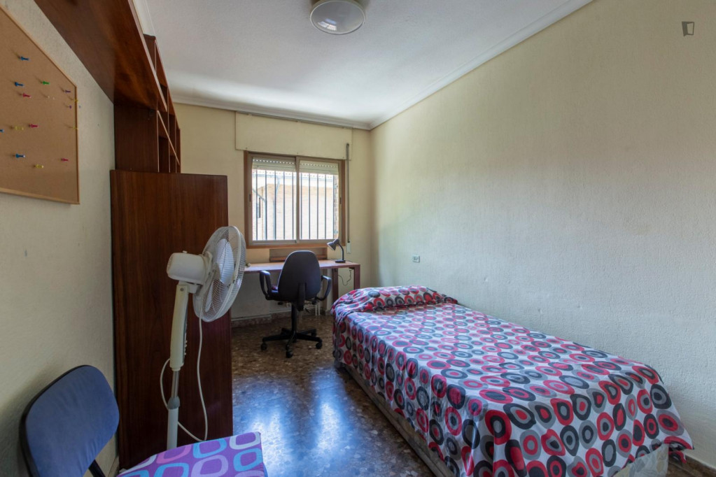 Single bedroom in 3-bedroom apartment