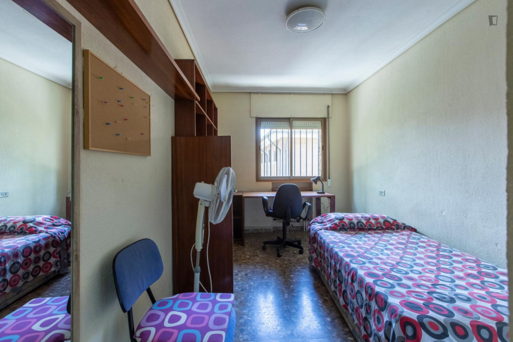 Single bedroom in 3-bedroom apartment