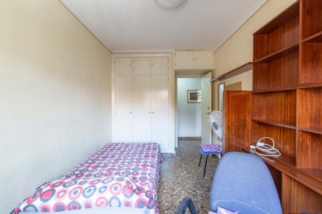 Single bedroom in 3-bedroom apartment