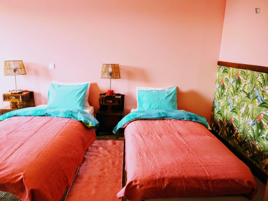 Ample twin ensuite bedroom in the centre of Braga