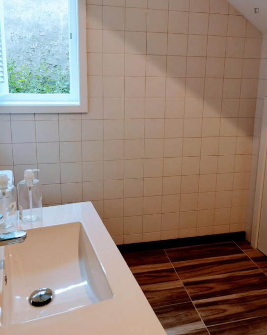 Ample twin ensuite bedroom in the centre of Braga