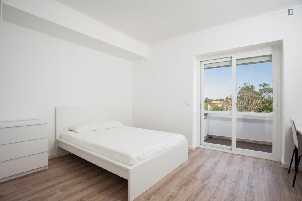 Bedroom with double bed and balcony, in apartment with 7 bedrooms and 4 bathrooms - Lisbonne - chambre - ImmoJeune
