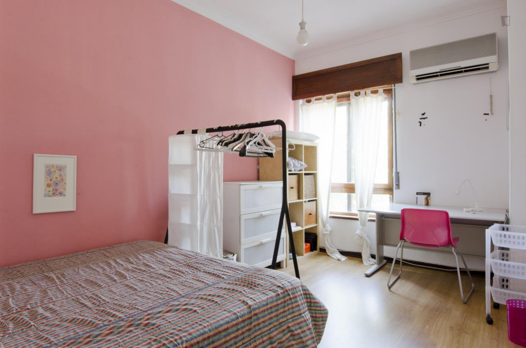 Compact double bedroom near Jardim da Fundação Calouste Gulbenkian - Lisbonne - chambre - ImmoJeune