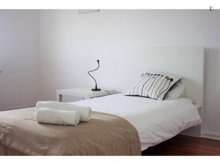 Single bedroom in 10-bedroom apartment in Alameda, next to IST ref 410 - Lisbonne - chambre - ImmoJeune
