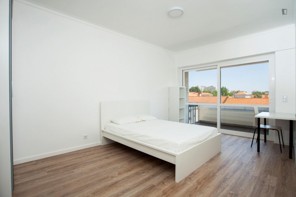 Bedroom with double bed and balcony nearby UL and Campo Grande Garden - Lisbonne - chambre - ImmoJeune
