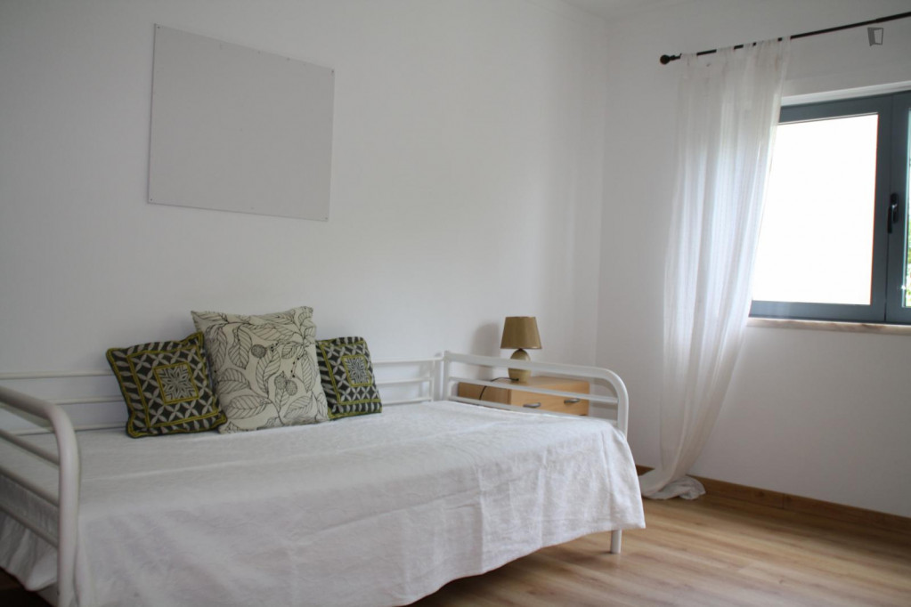 Pleasant single bedroom near UNL-FCT and Egas Moniz Health - Lisbonne - chambre - ImmoJeune