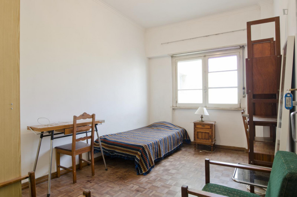 Comfy single bedroom in a homely flat, in Benfica - Lisbonne - chambre - ImmoJeune