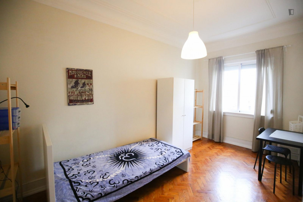 Single bedroom, with balcony, in 6-bedroom apartment - Lisbonne - chambre - ImmoJeune