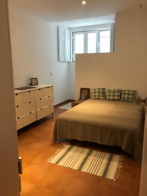 Double bedroom, with private bathroom and balcony, in 2-bedroom apartment - Lisbonne - chambre - ImmoJeune