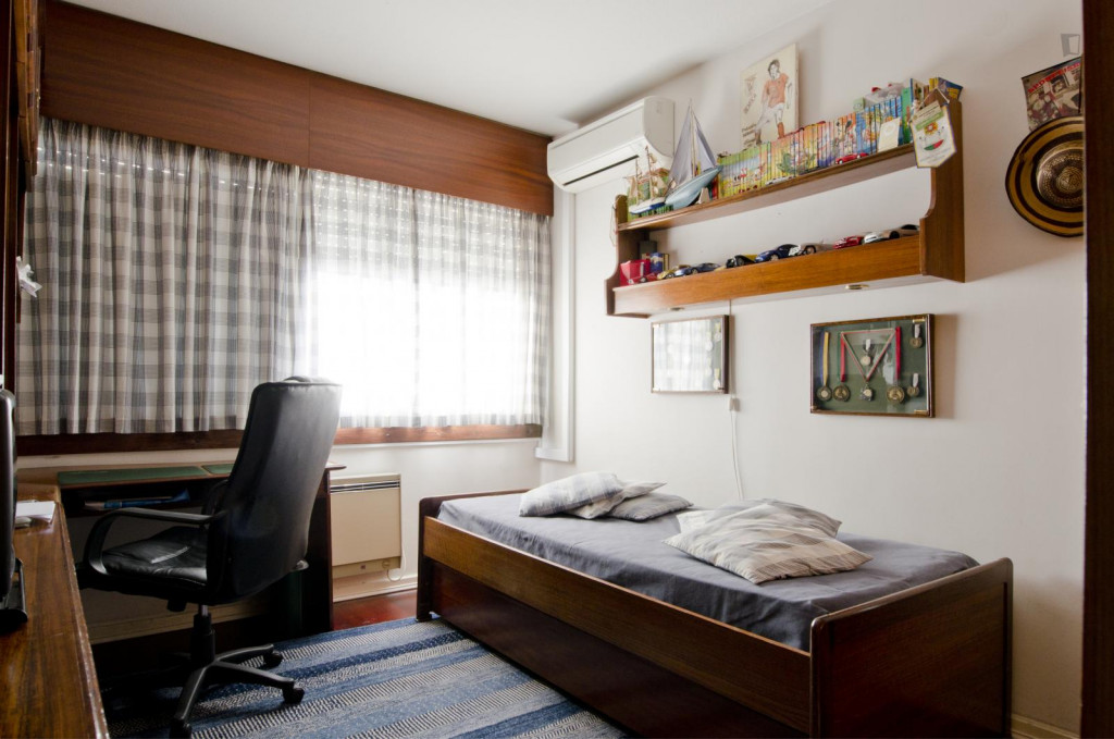 Cool single bedroom with a private bathroom, next to Colégio Militar/Luz metro station - Lisbonne - chambre - ImmoJeune