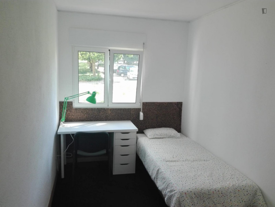 Private single room with two shared bathrooms close to Nova SBE - Lisbonne - chambre - ImmoJeune