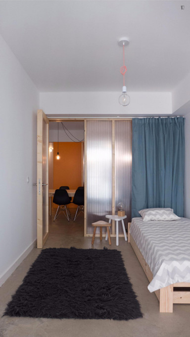 Bright bedroom in a cool flat in the heart of Bairro Alto - Lisbonne - chambre - ImmoJeune