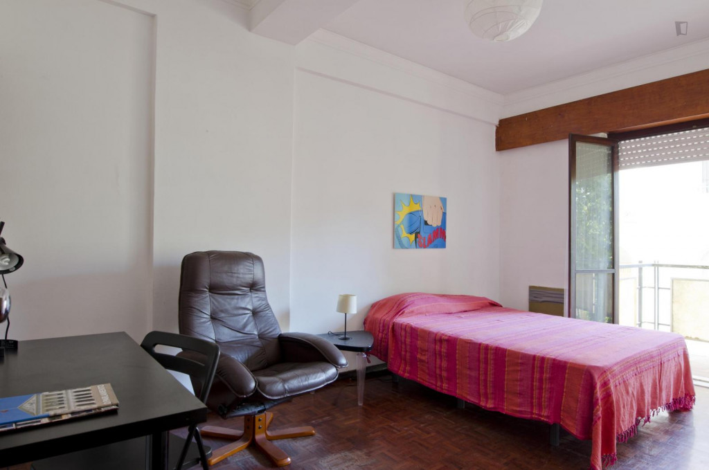 Sunny double bedroom in trendy Príncipe Real - Lisbonne - chambre - ImmoJeune