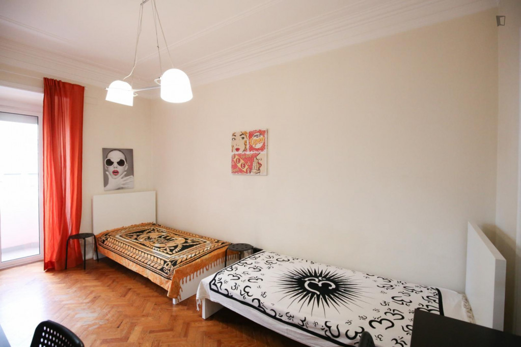 Multiple beds bedroom, with balcony, in 6-bedroom apartment - Lisbonne - chambre - ImmoJeune