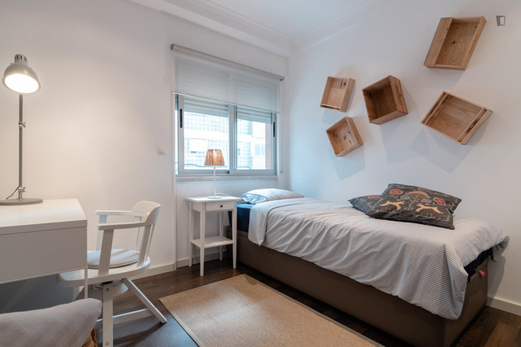 Welcoming single bedroom in a 3-bedroom flat, in Marquês de Pombal - Lisbonne - chambre - ImmoJeune
