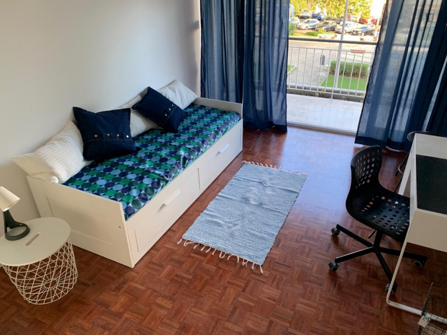 Single modern bedroom with a balcony access. - Lisbonne - chambre - ImmoJeune