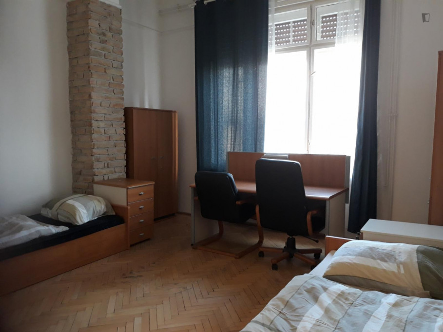 Bed a twin bedroom, part of a residence in Szentimreváros - Budapest - chambre - ImmoJeune
