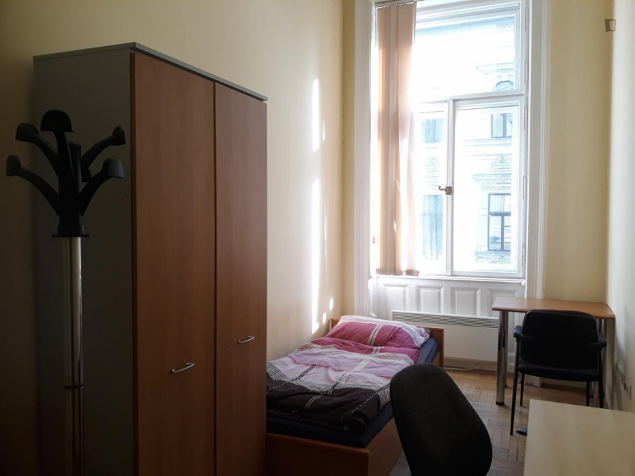 Single bedroom a residence, close to the Nyugati Pályaudvar metro station - Budapest - chambre - ImmoJeune