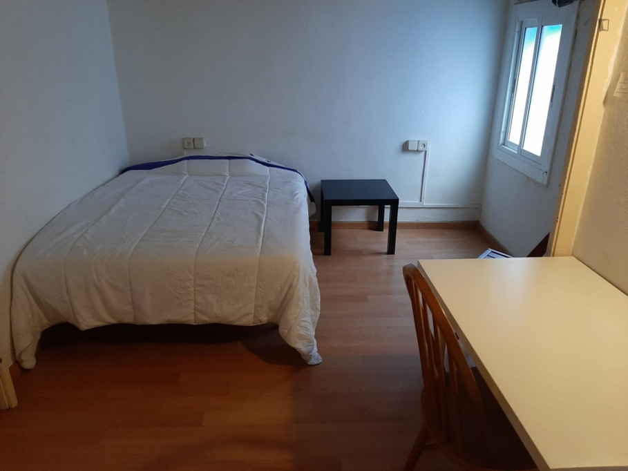 Nice bedroom in Barri Gòtic, just for spanish speakers - Barcelone - chambre - ImmoJeune