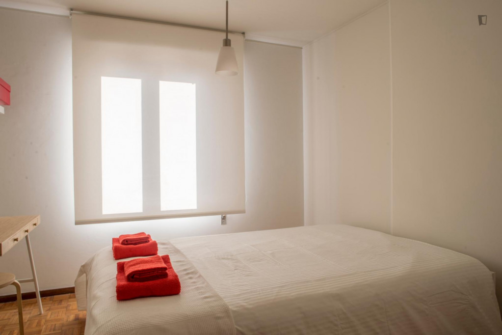 Room red - Single bedroom in 4-bedroom apartment - Porto - chambre - ImmoJeune