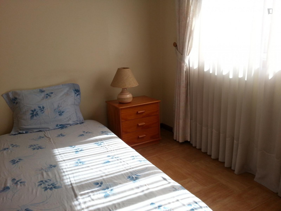Single bedroom in a 3-bedroom apartment in São Mamede de Infesta - Porto - chambre - ImmoJeune