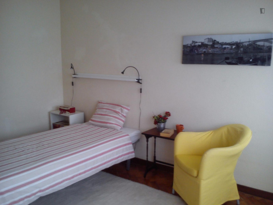Comfy twin bedroom with a balcony in Paranhos