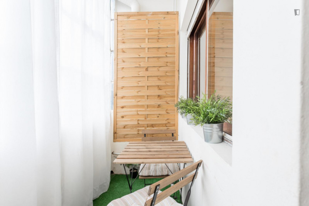 Comfy twin bedroom with a balcony in Paranhos