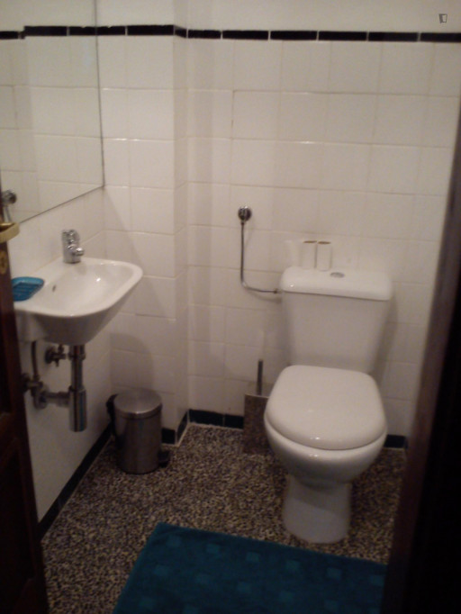 Comfy twin bedroom with a balcony in Paranhos