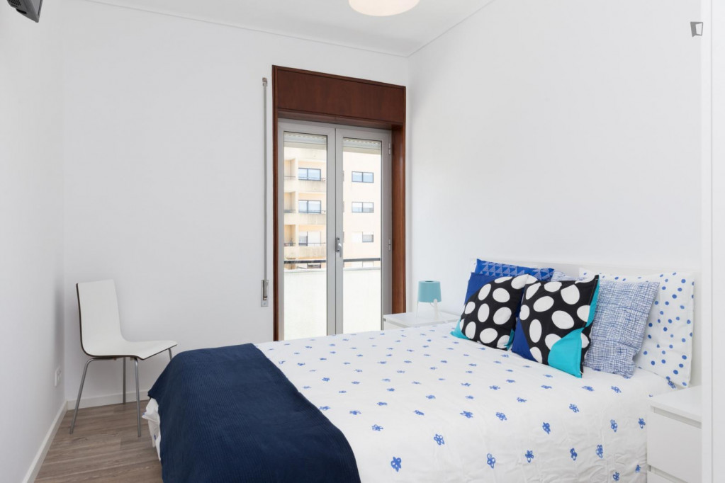Double bedroom, with private bathroom, in 6-bedroom apartment - Porto - chambre - ImmoJeune