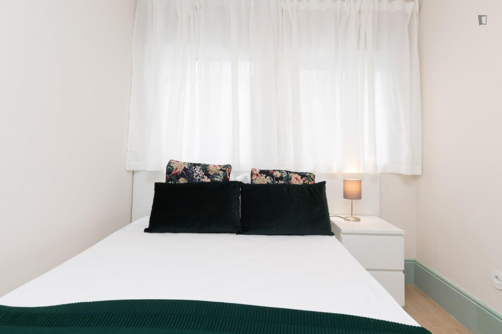 Awesome bedroom in a 2-bedroom apartment in Porto - Porto - chambre - ImmoJeune