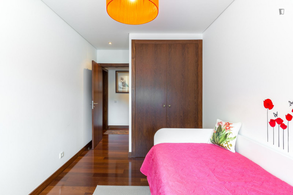Single room in charming 2-bedroom flat in Cedofeita