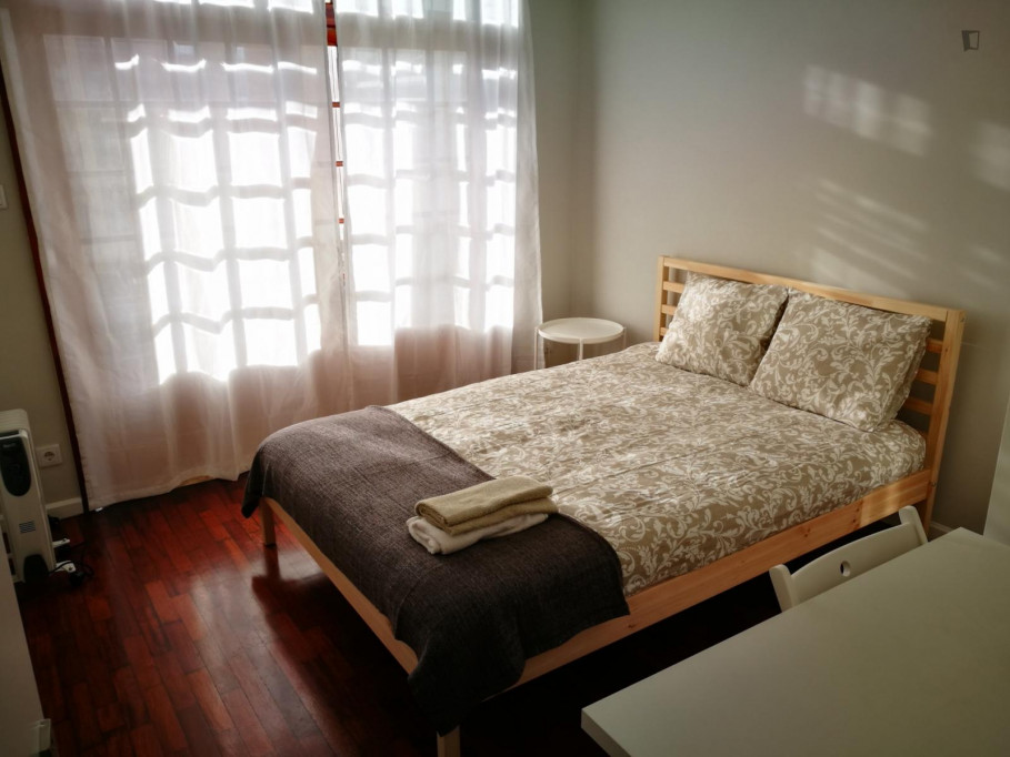 Double bedroom, with balcony - Porto - chambre - ImmoJeune