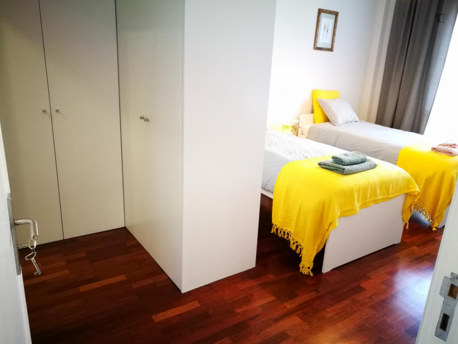 Twin bedroom, with private bathroom