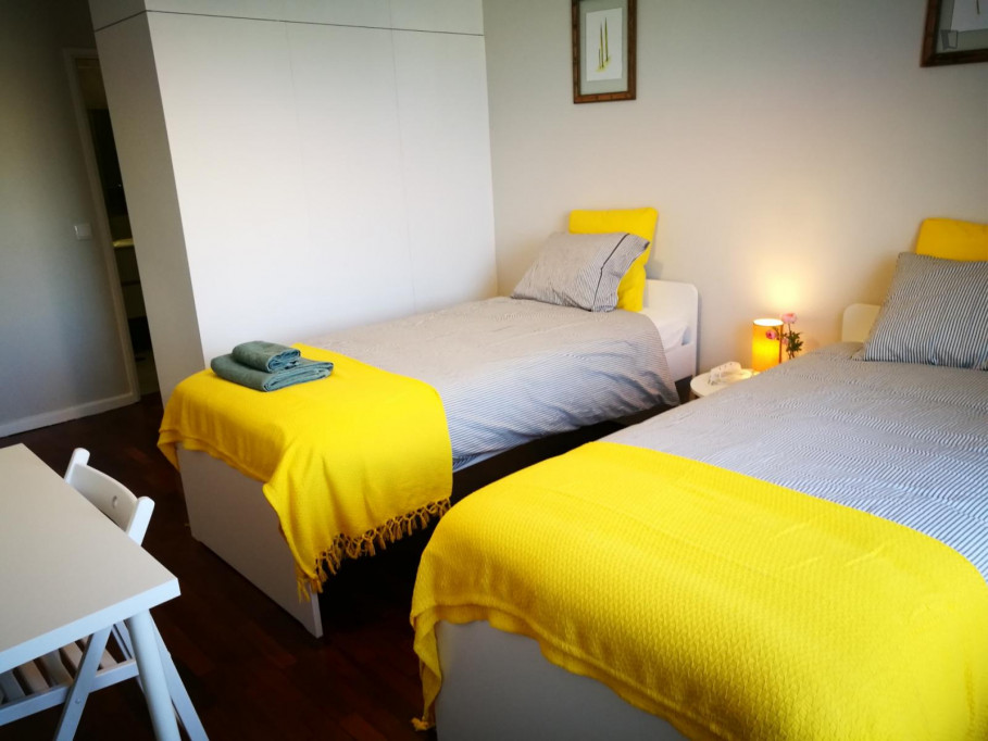 Twin bedroom, with private bathroom