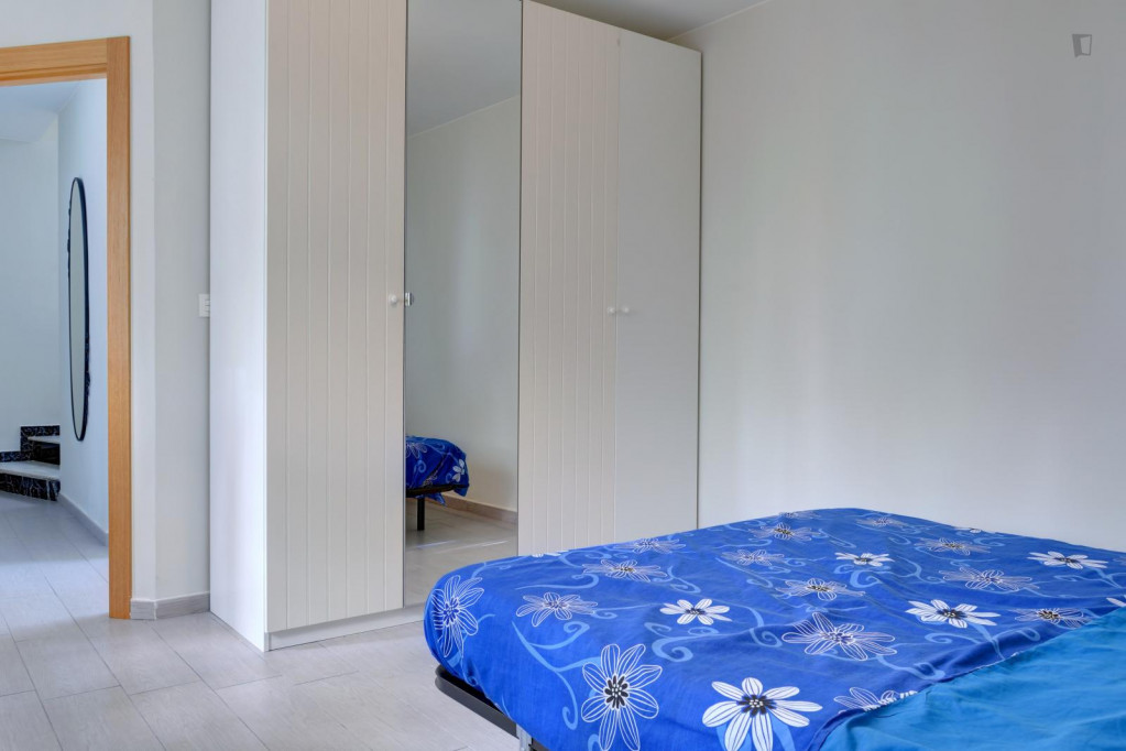 Bright double bedroom in a 5-bedroom flat, in Romareda