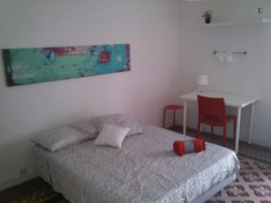Inviting double bedroom with a balcony, in Vila de Gràcia - Barcelone - chambre - ImmoJeune