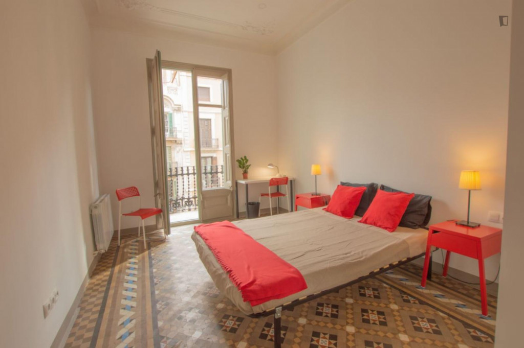 Ample and luminous double bedroom with a balcony, near the Passeig de Gràcia metro - Barcelone - chambre - ImmoJeune