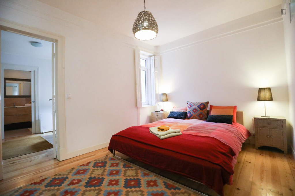 Luminous double ensuite bedroom close to the Arroios metro station - Lisbonne - chambre - ImmoJeune