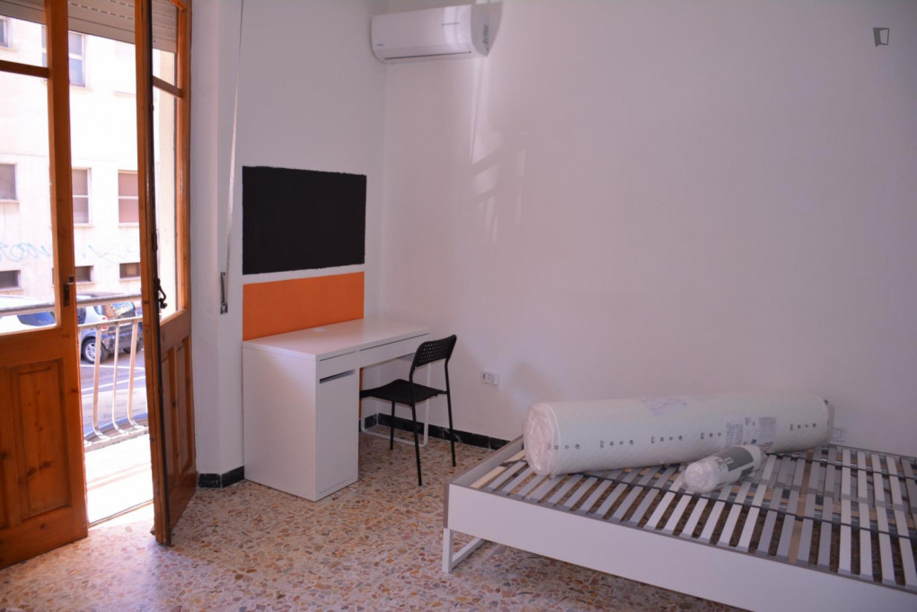 Double bedroom in a 5-bedroom apartment near Università degli Studi di Cagliari - Cagliari - chambre - ImmoJeune