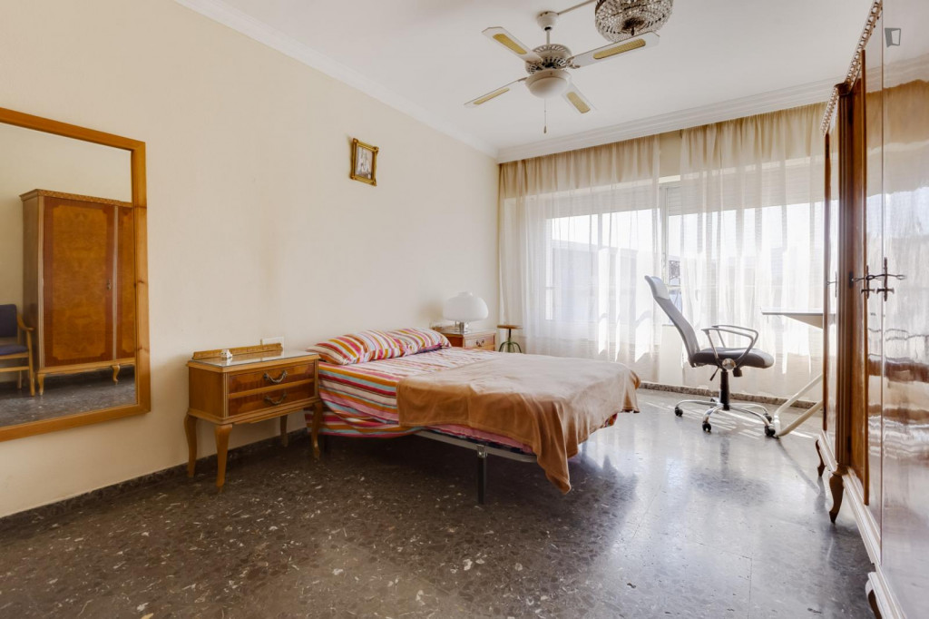 Double bedroom in the heart of student life incredible mountain and Plaza de Toros views
