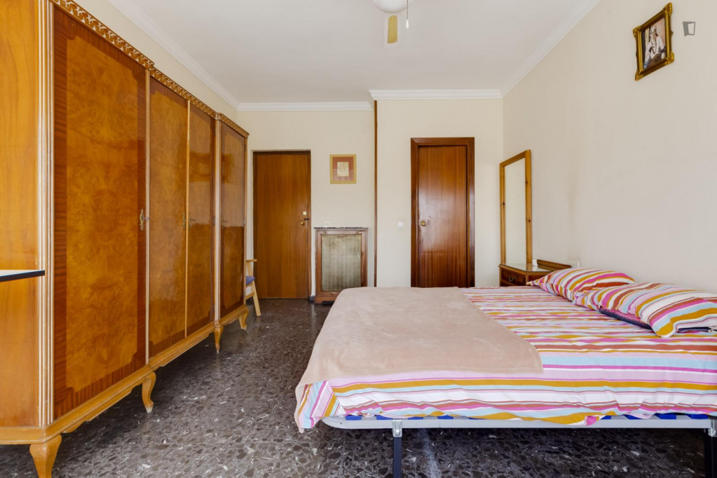 Double bedroom in the heart of student life incredible mountain and Plaza de Toros views